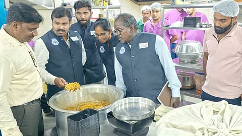 பெரம்பலூர் மாவட்ட உணவுப் பாதுகாப்புத்துறை நியமன அலுவலர் சுகந்தன் தலைமையிலான குழுவினர் திருமாந்துறை பிரியாணி கடையில் ஆய்வு மேற்கொண்டனர்