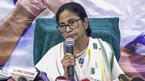 “இந்திய ஜனநாயக வரலாற்றில் இது ஒரு கருப்பு நாள்” - கட்சிப் பெயர், சின்னம் முடக்கத்துக்கு மம்தா கண்டனம்