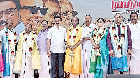 திமுக முப்பெரும் விழா அண்ணா அறிவாலயத்தில் நேற்று நடைபெற்றது. இதில் விருது பெற்றவர்களுடன் திமுக தலைவர் மு.க.ஸ்டாலின், பொதுச் செயலாளர் துரைமுருகன் உள்ளிட்டோர்.					          படம்: எஸ். சத்தியசீலன்