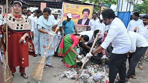 தூய்மைப்பணியில் ஈடுபட்ட அமைச்சர் வினோத்