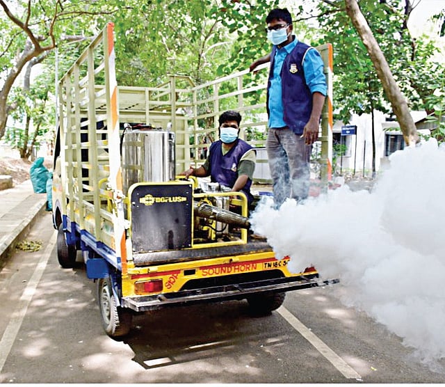 <div class="paragraphs"><p>வளாகத்தில் கொசுவை ஒழிக்க புகை அடிக்கப்படுகிறது.</p></div>