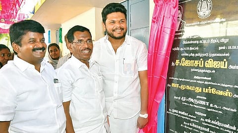 பகை மறந்து பாசம் காட்டிய முன்னாள் அமைச்சர்கள் - புதுக்கோட்டையில் ‘சமாதானம்’