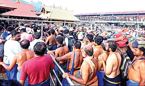 சபரிமலையில் ஐயப்பனை தரிசிக்க ஆர்வமுடன் காத்திருந்த ஐயப்ப பக்தர்கள்.