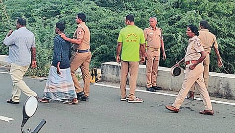 கரூர் வெங்கமேடு புதூர் பகுதியில் சிறுமியின் உடலை காட்ட மோகன்ராஜை நேற்று அழைத்துச் சென்ற போலீஸார்.