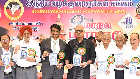 மாநாட்டில் நூலை வெளியிட்ட நீதிபதி என்.ஆனந்த் வெங்கடேஷ் மற்றும் வழக்கறிஞர்கள் சங்க நிர்வாகிகள்.