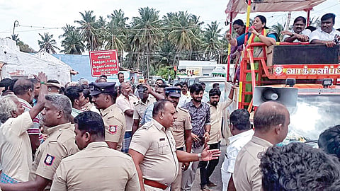 தாராபுரத்தில் பிரச்சாரத்தின்போது வாக்குவாதம்: பாதியில் திரும்பிய தவெக வேட்பாளர் சத்யபாமா