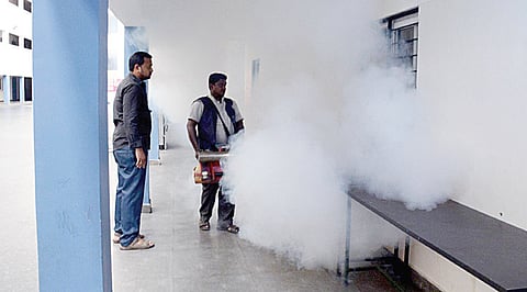 டெங்கு காய்ச்சல் பரவலை கட்டுப்படுத்தும் விதமாக, தமிழகம் முழுவதிலும் பள்ளி, கல்லூரிகள் மற்றும் விடுதிகளில் கொசுக்கள் உற்பத்தியாகும் இடங்களை கண்டறிந்து சுத்தப்படுத்தும் பணிகள் நடைபெற்று வருகின்றன. சென்னை கொரட்டூரில் உள்ள கல்லூரியில் கொசு மருந்து அடித்த சுகாதாரத் துறை ஊழியர்கள். படம்: எஸ்.சத்தியசீலன்