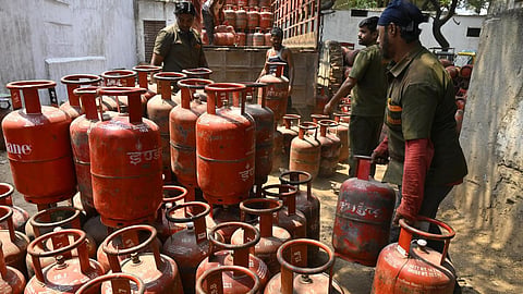 மானிய விலை எல்பிஜி சிலிண்டர் பெற அக். 1-க்குள் பயோமெட்ரிக் ஆதார் சரிபார்ப்பு கட்டாயம்