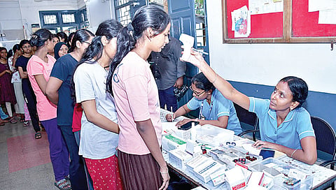 சென்னை அண்ணா பல்கலைக்கழக வளாகத்தில் மாணவ, மாணவிகளுக்கு மாநகராட்சி சார்பில் நேற்று மருத்துவப் பரிசோதனை நடத்தப்பட்டது.