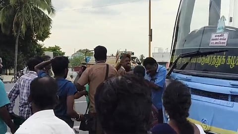 பெரம்பலூர் மாவட்டம் தேவையூரில் அரசு பேருந்து ஓட்டுநர் மீது தாக்குதல் நடத்திய தவெக நிர்வாகிகள்.