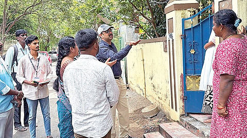 சென்னையில் வீடு வீடாகச் சென்று, காய்ச்சல் தடுப்பு நடவடிக்கைகள் மேற்கொள்ளப்பட்டு வருகின்றன. இப்பணிகளை மாநகராட்சி ஆணையர் சமீரன் நேற்று ஆய்வு செய்தார். உடன், அதிகாரிகள், களப் பணியாளர்கள்.