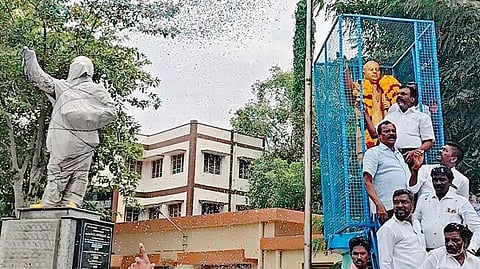 கள்ளக்குறிச்சியில் பழைய அம்பேத்கர் சிலைக்கு மாலை அணிவித்தபடியே, அருகில் உள்ள புதிதாக உருவாக்கப்பட்டு திறக்கப்படாமல் உள்ள அம்பேத்கர் சிலையை பார்வையிடும் திருமாவளவன் எம்.பி.