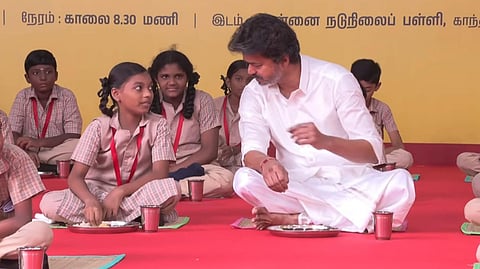 காலை உணவுத் திட்டம் விரிவாக்கத்தை தொடங்கி வைத்து மாணவர்களுடன் உணவருந்திய முதல்வர் விஜய்