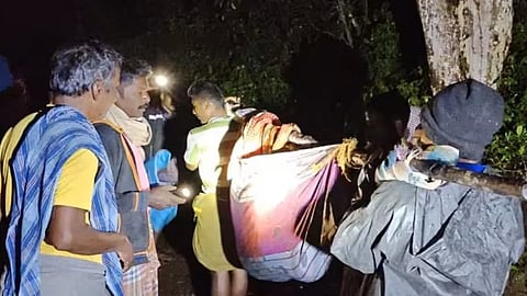 அலகட்டு மலைக் கிராம பெண்ணை ‘டோலி’ கட்டி சிகிச்சைக்கு அழைத்துச் சென்ற மக்கள்