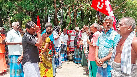 ராஜபாளையம் அருகே புனல்வேலியில் 10-வது நாளாக நேற்று கஞ்சித்தொட்டி திறந்து போராட்டத்தில் ஈடுபட்ட நெசவாளர்கள்.