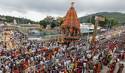 திருப்பதி பிரம்மோற்சவம் 8-ம் நாள் தேரோட்டம்: திரளான பக்தர்கள் வடம் பிடித்து இழுத்தனர் 
