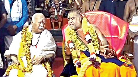 காஞ்சிபுரம் ஓரிக்கை மணி மண்டபத்தில் காஞ்சிபுரம் சங்கர மடத்தின் மடாதிபதி&nbsp; ஸ்ரீவிஜயேந்திர சரஸ்வதி சுவாமிகளை சந்தித்த ஆர்.எஸ்.எஸ். தேசியத் தலைவர் மோகன் பகவத்.