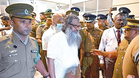 இலங்கையில் நடந்த தேவாலய வெடிகுண்டு தாக்குதல் சம்பவங்களில் ஈடுபட்ட 15 பேருக்கு நேற்று 220 ஆண்டு சிறைத் தண்டனை வழங்கப்பட்டது. குற்றம் சாட்டப்பட்டவர்களைக் கொழும்பு உயர் நீதிமன்றத்துக்குப் பாதுகாப்புடன் அழைத்து வரும் போலீஸார்.படம்: ஏஎப்பி