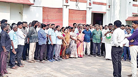 அறநிலையத்துறை பணிநீக்க உத்தரவை ரத்து செய்ய வலியுறுத்தி ஆணையரிடம் கோயில் பணியாளர்கள் மனு