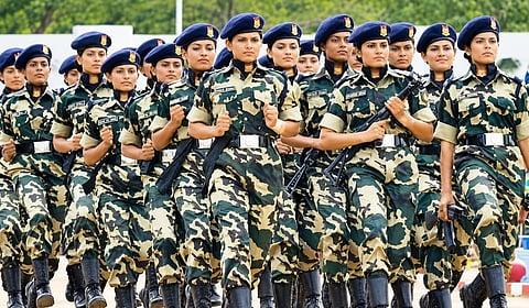 சிஆர்பிஎப் படை​யில் பெண்கள் நியமிக்கப்பட்டு 40 வருடம் நிறைவு: முக்​கிய வீராங்​க​னை​களை கவுரவிக்க திட்​டம்