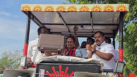 தாராபுரம் இடைத்தேர்தல் திமுக வேட்பாளர் சுகன்யா கையில் சூட்கேஸுடன் பிரச்சாரம் செய்கிறார். | கோப்புப் படம்