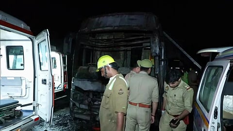 நொய்டாவில் ஓடும் பேருந்தில் தீ விபத்து: 9 பயணிகள் உயிரிழப்பு