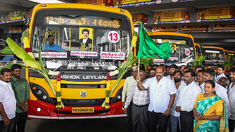 சேலத்தில் தவெக கட்சிக் கொடி கலரில் புதிதாக 26 அரசு பேருந்துகள் சேவை தொடக்கம்