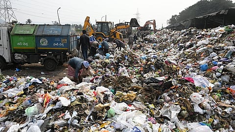 நகர்ப்புற கழிவுகளை கிராமங்களில் கொட்ட திட்டமா? - திடக்கழிவு மேலாண்மை பொறுப்பு மாற்றத்துக்கு கடும் எதிர்ப்பு