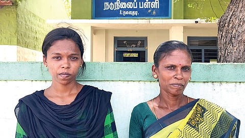 மாணவி சித்ராதேவி, அவரது தாய் முருகலட்சுமி.