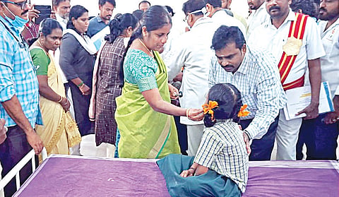 திருவள்ளூர் அரசு மருத்துவக் கல்லூரி மருத்துவமனையில் சிகிச்சை பெற்ற மாணவ, மாணவிகளிடம் மாவட்ட ஆட்சியர் கவிதா நலம் விசாரித்தார்.