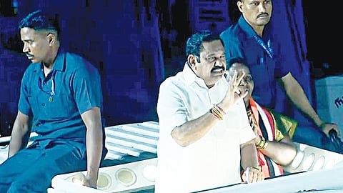 மாற்றுக்கட்சி வேட்பாளர்களை ராஜினாமா செய்ய வைப்பதுதான் தூய ஆட்சியா? - பழனிசாமி கேள்வி