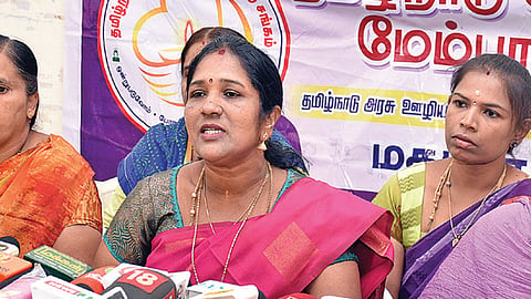 மதுரையில் செய்தியாளர்களிடம் பேசிய செவிலியர் மேம்பாட்டுச் சங்க மாநில துணைத் தலைவர் சி.கா.சுஜாதா. 