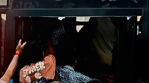 படிக்கட்டில் பயணம் செய்ததை கண்டித்ததால் நடத்துநரை தாக்கிய பள்ளி மாணவர்கள்: பள்ளிக் கல்வித்துறை விசாரணை