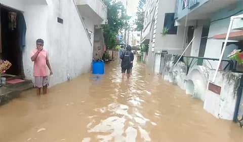 ஆந்திராவில் பலத்த மழை: இயல்பு வாழ்க்கை பாதிப்பு