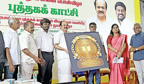 50-வது ஆண்டு பொன்விழா சென்னை புத்தக காட்சிக்கான லட்சினையை சட்டப்பேரவைத் தலைவர் ஜே.சி.டி.பிரபாகர் நேற்று வெளியிட்டார். அருகில், தமிழ்நாடு பாடநூல் கழக தலைவர் லயோலா மணி, மாவட்ட நூலக அலுவலர் எம்.கவிதா, பபாசி தலைவர் ஆர்.எஸ்.சண்முகம், செயலாளர் எஸ்.வயிரவன் மற்றும் நிர்வாகிகள் உள்ளனர். |&nbsp; படம்: ம.பிரபு |
