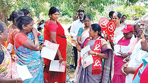 மதுராந்தகம் இடைத்தேர்தலில் போட்டியிடும் மார்க்சிஸ்ட் கம்யூனிஸ்ட் கட்சி வேட்பாளர் பா.சுகந்தி, இருளர் பழங்குடியின மக்கள் வசிக்கும் பகுதிகளில் சென்று குறைகளை கேட்டறிந்து வாக்கு சேகரித்தார். உடன் கட்சி நிர்வாகிகள்.