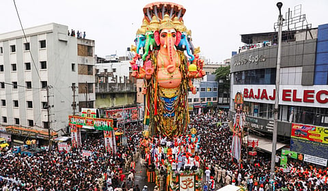 ஹைதராபாத்தில் உற்சாகமாக விநாயகர் சிலைகள் ஊர்வலம்: ரூ.39 லட்சம் ஏலம் போன லட்டு பிரசாதம் 