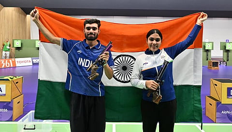 ஆசிய விளையாட்டு போட்டி துப்பாக்கி சுடுதலில் 10 மீட்டர் ஏர் பிஸ்டல் கலப்பு அணிகள் தங்கப் பதக்கம் வென்ற இந்தியாவின் கமல்ஜீத், சுருச்சி சிங் ஜோடி.  