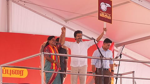 திமுக, அதிமுக, பாஜக இடையே ரகசிய கூட்டணி: மதுராந்தகம் தேர்தல் பிரச்சாரக் கூட்டத்தில் முதல்வர் விஜய் குற்றச்சாட்டு 