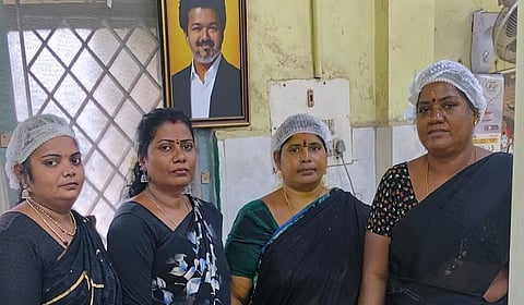 ஊதிய உயர்வு வழங்காத மாநகராட்சி: கருப்பு உடையில் பணிக்கு வந்த அம்மா உணவக ஊழியர்கள்
