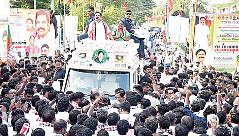 மதுராந்தகம் இடைத்தேர்தலில் அதிமுக வேட்பாளர் கணிதா சம்பத்தை ஆதரித்து பிரச்சாரம் மேற்கொண்ட அதிமுக பொதுச்செயலாளர் பழனிசாமி.