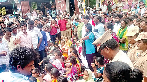 பள்ளியில் மாணவிக்கு பாலியல் தொல்லை அளிக்கப்பட்டதாக கூறப்படும் விவகாரம் தொடர்பாக, வண்டலூர்-கேளம்பாக்கம் சாலையில் பொதுமக்கள் மறியல் போராட்டத்தில் ஈடுபட்டனர்.