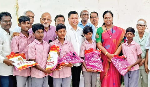 விருத்தாசலம் அரசு ஆண்கள் மேல்நிலைப்பள்ளியில், முன்னாள் மாணவர்கள் சங்கத்தின் சார்பில் நடைபெற்ற நிகழ்ச்சியில் பிரேமலதா விஜயகாந்த் எம்எல்ஏ பங்கேற்று மாணவர்களுக்கு சீருடை வழங்கினார்.