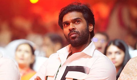 ஒரே நேரத்​தில் 2 படங்களில் நடிக்கும் சண்முக பாண்டியன்