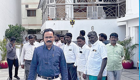 திருவண்ணாமலை தொகுதி எம்பி. சி.என்.அண்ணாதுரை வீட்டில் நேற்று சோதனை முடிந்து வெளியே வந்த லஞ்ச ஒழிப்பு துறை அதிகாரிகள். 