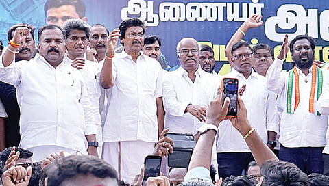 தலைமைத் தேர்தல் ஆணையர் ஞானேஷ்குமார் பதவி விலகக் கோரி, தமிழக காங்கிரஸ் மாநில தலைவர் மாணிக்கம் தாகூர் தலைமையில், சென்னையில் நேற்று ஆர்ப்பாட்டம் நடைபெற்றது. | படம்: எல்.சீனிவாசன் |