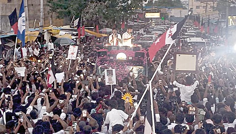 மதுராந்தகம் தொகுதியில் திமுக சார்பில் போட்டியிடும் பரந்தாமனை ஆதரித்து திறந்த வேனில் இருந்தபடி நேற்று பிரச்சாரத்தில் ஈடுபட்ட எதிர்க்கட்சித் தலைவர் உதயநிதி.