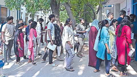 டிஎன்பிஎஸ்சி குரூப்-1 முதல்நிலைத் தேர்வு தமிழகம் முழுவதும் நேற்று நடைபெற்றது. சென்னை புரசைவாக்கத்தில் உள்ள எம்சிடிஎம் பள்ளியில் தேர்வு எழுத வந்த தேர்வர்கள். படம்: எஸ்.சத்தியசீலன்