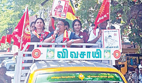 தாராபுரம் அருகே மூலனூரில் தேர்தல் பிரச்சாரத்தில் ஈடுபட்ட நாதக வேட்பாளர் கார்த்திகா. 