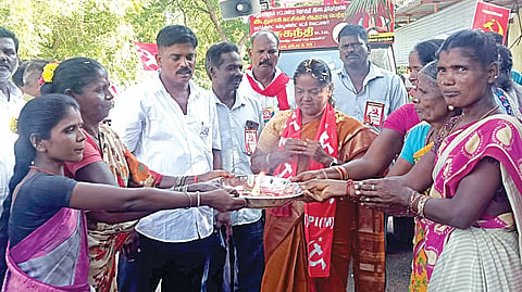மதுராந்தகம் தொகுதி மார்க்சிஸ்ட் கம்யூனிஸ்ட் வேட்பாளர்&nbsp;சுகந்தியை ஆரத்தி எடுத்து பெண்கள் வரவேற்றனர்.  